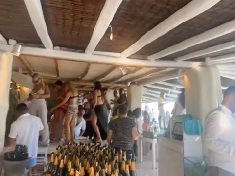 Đại diện Salah ăn mừng với chân dài và sâm panh