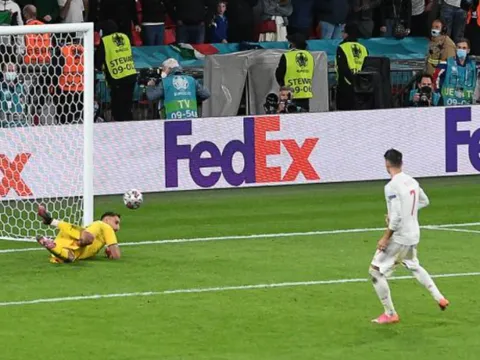 6 điểm nhấn Ý 1-1 (pen 4-2) Tây Ban Nha: Người nhện toàn năng; Ranh giới mong manh