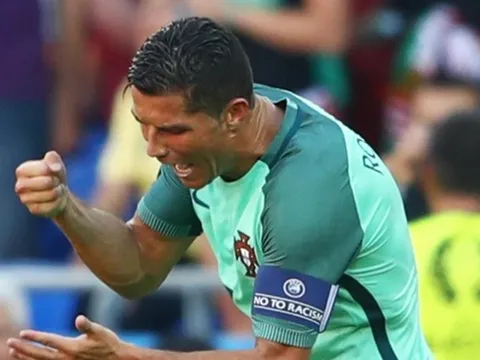6 lần Ronaldo nổi điên: Từ ném micro đến nằm sân gào khóc