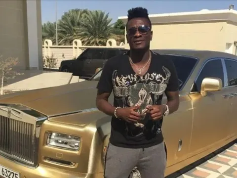 6 sao bóng đá phá sản: Ronaldinho vào tù, Rolls-Royce vàng dĩ vãng