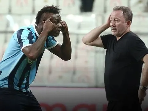 Balotelli ăn mừng bàn thắng, chế nhạo HLV đối thủ sau khi bị chê không não