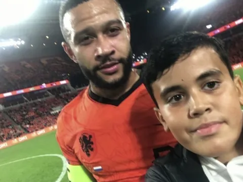 Chụp ảnh với Depay, cậu bé bị cấm đến sân 5 năm