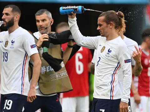 Griezmann bảo vệ Benzema