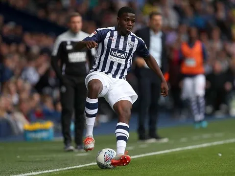 Không tin tưởng hậu vệ phải, thuyền trưởng Spurs tìm đến sao Hạng Nhất