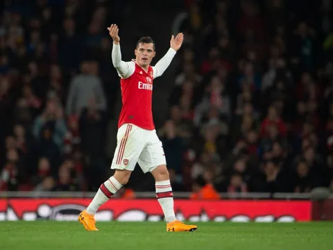 Granit Xhaka 'phát điên' sau khi bị Emery thay ra