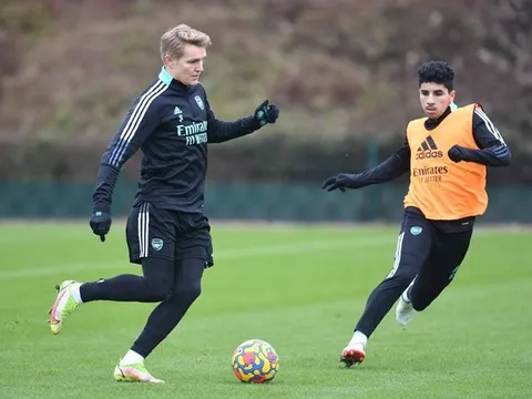 Trả giá ngang ngửa, Arsenal muốn M.U ôm hận vì đá tảng Barca