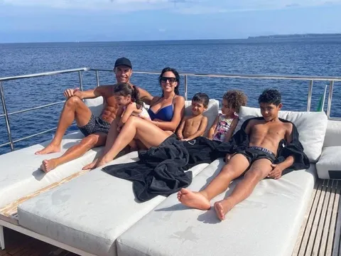 Georgina ngó lơ gia đình sau khi gặp được Ronaldo