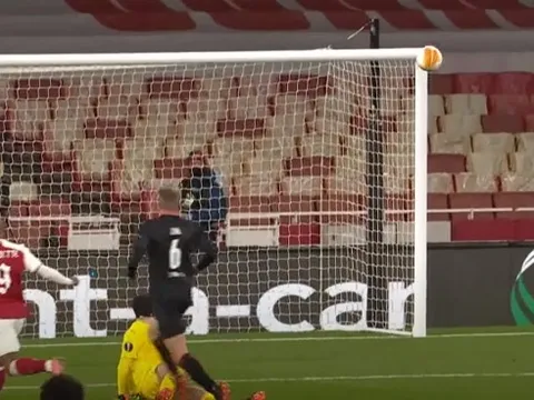 Pháp đập nhả như hack, Mbappe ôm đầu tiếc nuối