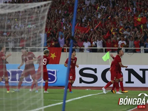 CHOÁNG! Máy bay xuất hiện ở Old Trafford, đòi 'kẻ trộm 1 tỷ bảng' cuốn xéo