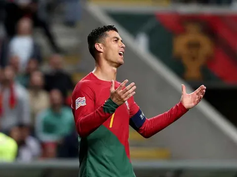 Ronaldo bị truyền thông quê nhà ‘quay lưng’, yêu cầu cho dự bị như ở MU