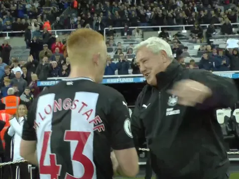 Gary Neville: Hãy nhìn nụ cười đó!