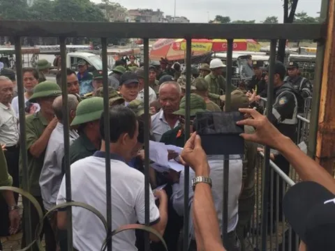 "Thương binh" tập trung gây rối trước cửa VFF đòi mua vé trận Việt Nam - Malaysia