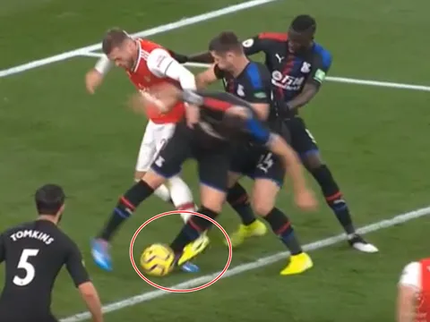 'Tôi không nghĩ đó là pha phạm lỗi... Thật khốc liệt cho Arsenal'