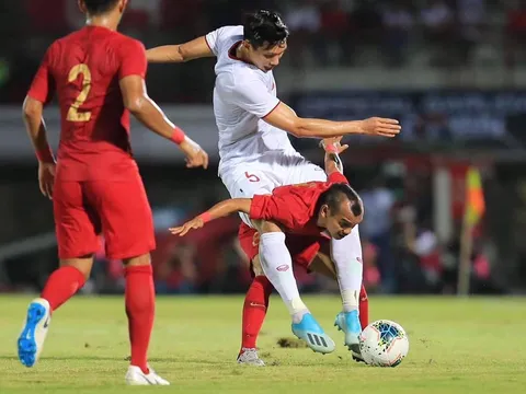 'Cõng' Văn Hậu trên lưng, 'tí hon' của Indonesia gây sốt