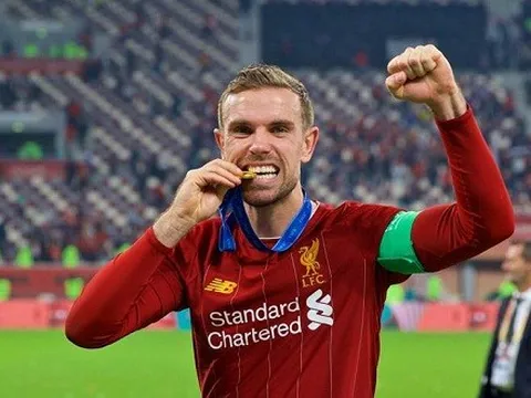 Vừa nâng cúp ở Qatar, thủ quân Liverpool đã nghĩ đến Leicester