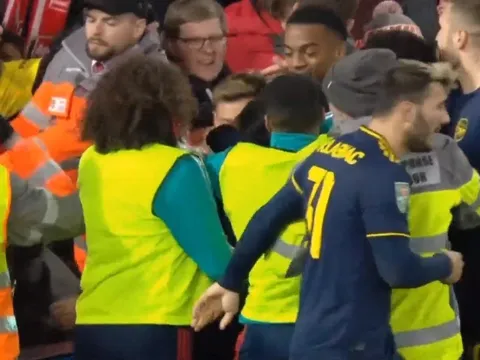 Ăn mừng bàn thắng như vô địch, Arsenal nhận cái kết quá đắng