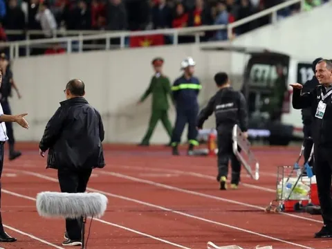 SỐC! Lộ hình ảnh "quá bẩn" của trợ lý tuyển Thái Lan với thầy Park