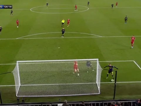 'Ozil thật quá tàn bạo!'
