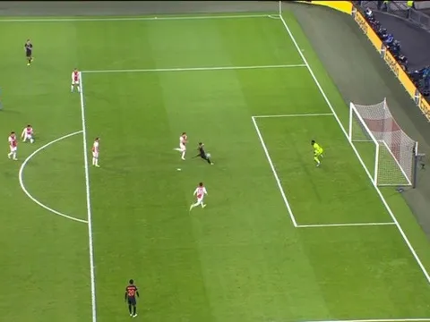 Nổ súng, Batshuayi vẫn nhận "gạch đá" với cú sút "trời ơi đất hỡi"