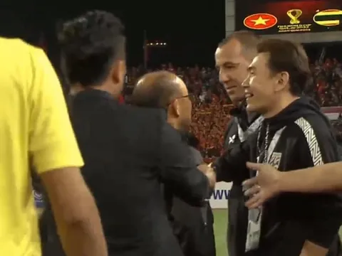 NÓNG! Bị trợ lý HLV Thái Lan khiêu khích, thầy Park nổi đóa lao vào đối đầu