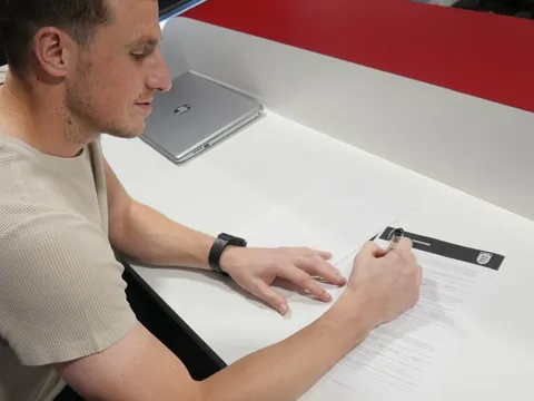 Bạn đã biết Burnley gia hạn với ai sau Barnes?