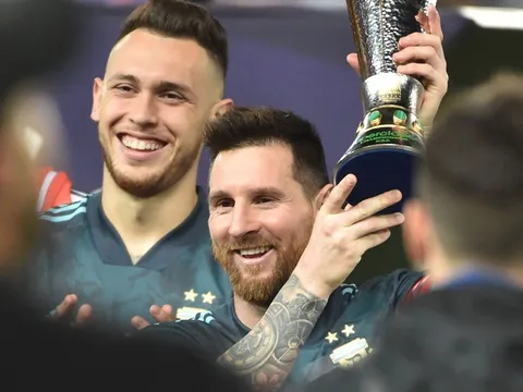CHÍNH THỨC: Messi nâng cúp với đội tuyển Argentina
