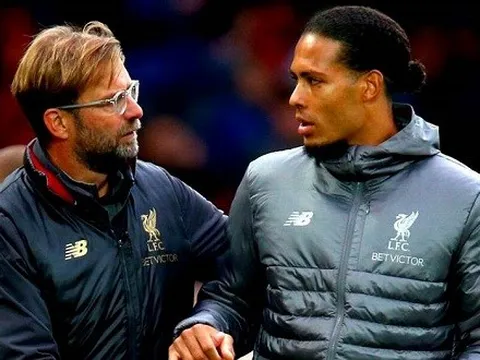 ''Klopp biết hạ thấp những lời khen ngợi chỉ bằng cái nháy mắt''