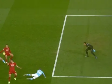 Gary Neville: "Đó là 1 pha bóng chạm tay"