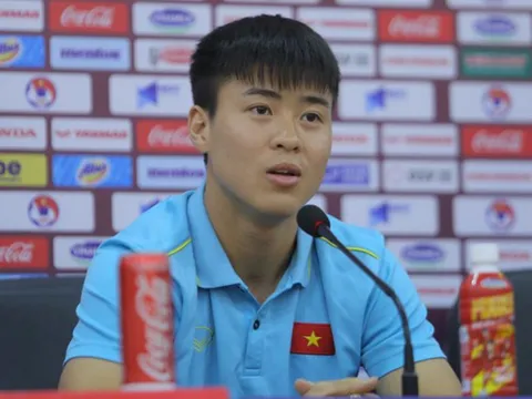 Trung vệ Đỗ Duy Mạnh tự tin bắt chặt Teerasil Dangda