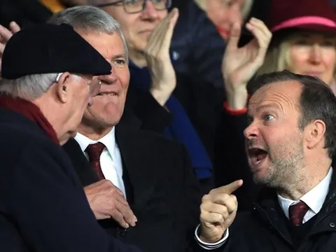 SỐC! Ed Woodward tranh cãi kịch liệt với Sir Alex trên khán đài