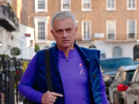 Rất giải trí! Mourinho làm điều "lạ nhưng quen" ở London