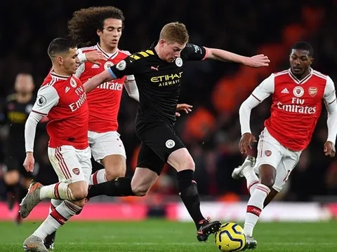 Một rừng cầu thủ Arsenal bủa vây cũng không thể ngăn cản De Bruyne