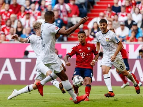 Neuer làm "lực sĩ", Thiago thi triển rabona trên sân tập trước đại chiến gặp Leverkusen