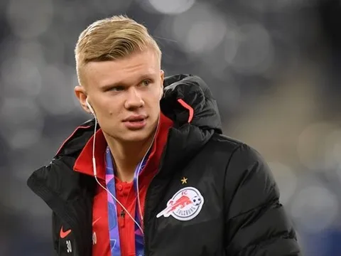 Tiền đạo ghi 24 bàn/20 trận chọn Man Utd dù bố bảo sang Đức