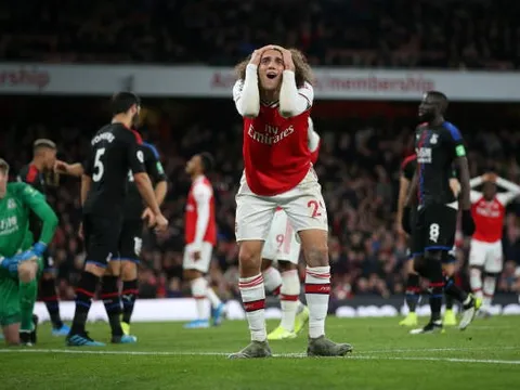 VAR xuất hiện, Arsenal mất 3 điểm theo kịch bản không tưởng