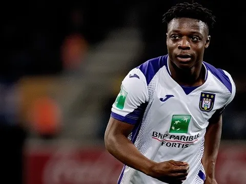 "Ông ta đang chơi Football Manager với Chelsea!"