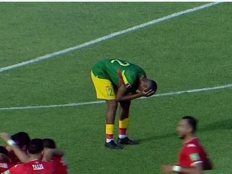 Sissako bị đuổi ngay sau khi phản lưới ở vòng loại World Cup