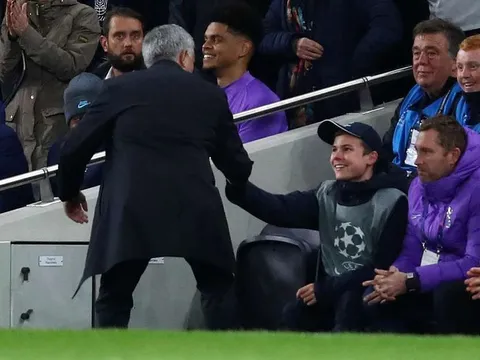 Không chỉ cảm ơn suông, Mourinho dành tặng món quà đặc biệt cho cậu bé nhặt bóng