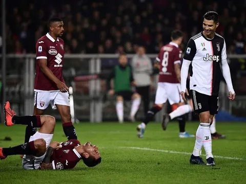 Cầu thủ Torino trổ hết tài 'diễn xuất' nhưng Ronaldo vẫn không bị thẻ đỏ