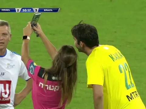Quá mê Kaka, trọng tài nữ hành động khó tin ngay trong trận đấu