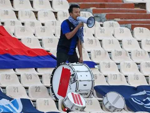CĐV Campuchia một mình đứng cổ vũ nguyên trận dù đội nhà thua 14-0
