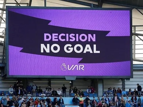 ''Giọt nước tràn ly'', các CLB Premier League đòi cải tổ VAR