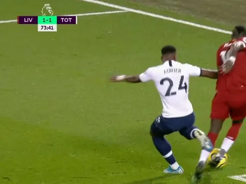 'Khi cậu ta phòng ngự, bạn luôn thấy trước thẻ vàng, thẻ đỏ hoặc penalty'