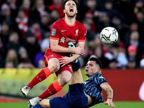 Bỏ bóng đá người, Granit Xhaka lại khiến Arsenal khốn đốn