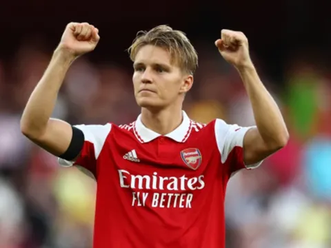 HLV Brentford so sánh sao Arsenal với De Bruyne