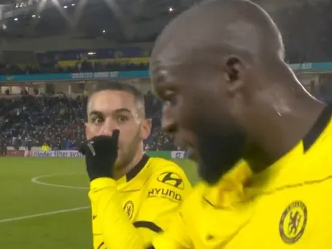 Vừa hết hiệp 1, Lukaku tranh luận với Ziyech