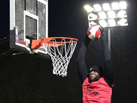 Lukaku dũng mãnh úp rổ, Chelsea vui cười giữa giá lạnh