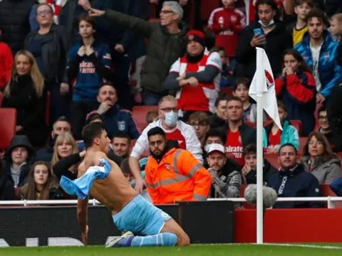 Ăn mừng nhiệt, các ngôi sao Man City bị ném giấy toilet