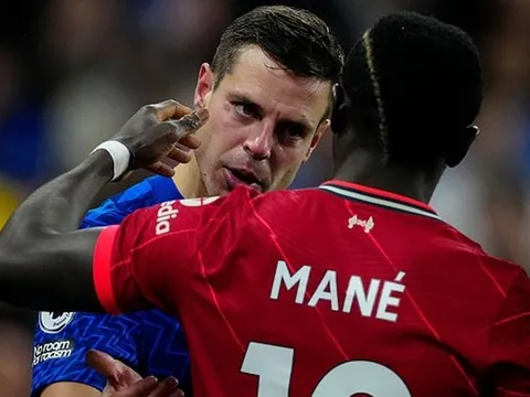 Mane giương cùi chỏ, quật tay vào mặt thủ lĩnh Chelsea