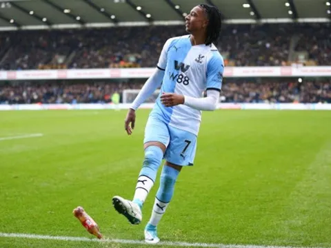 Bị ném chai nước trúng đầu khi đá phạt góc, sao Premier League lạnh lùng đáp trả